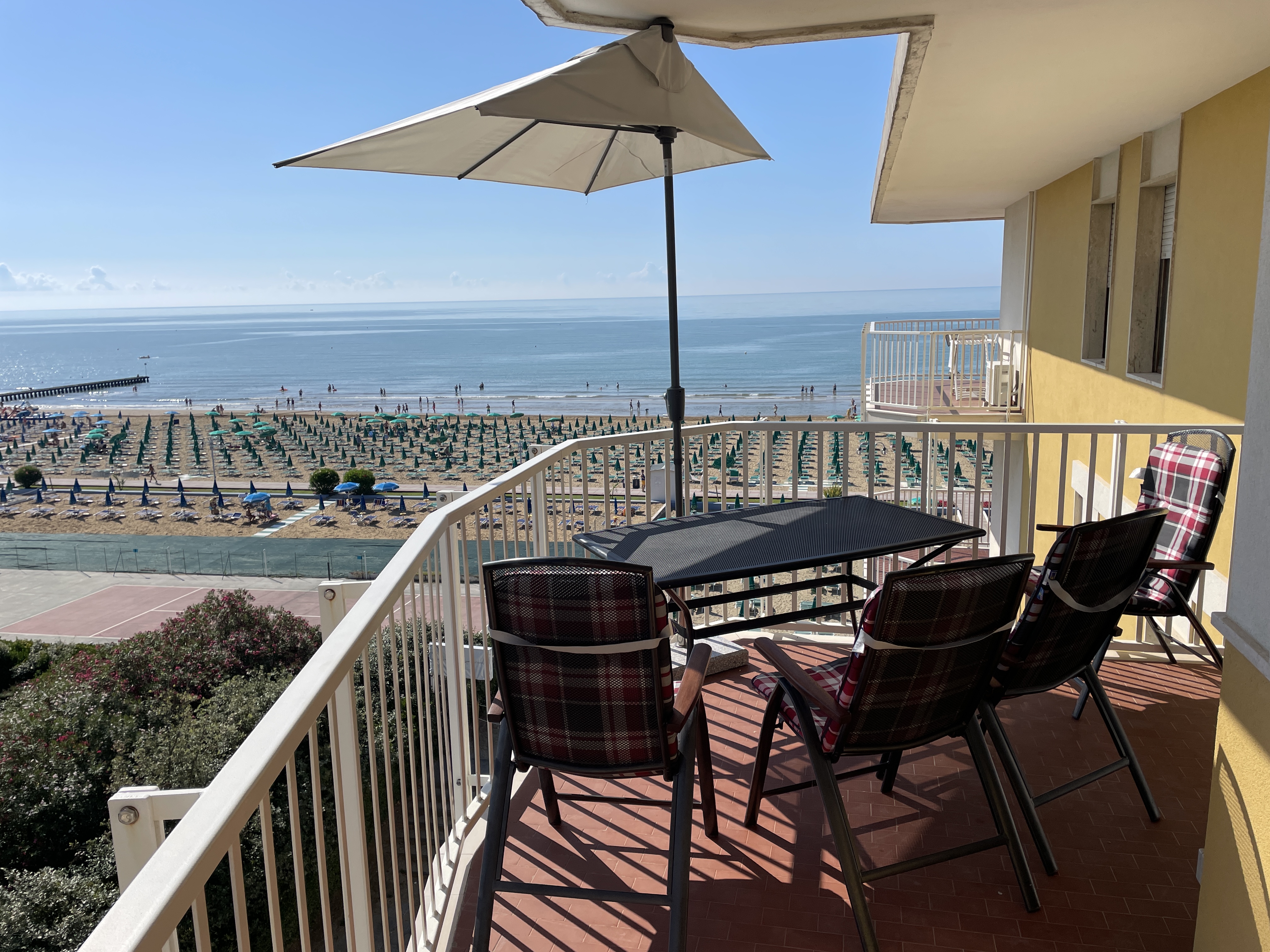 Balcony high end table and 6 chairs